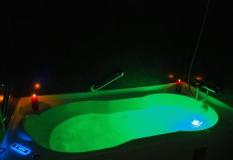 Casas Reais Boutique has rooms with a private hot tub