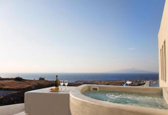 Aplai Dome has rooms with a private hot tub