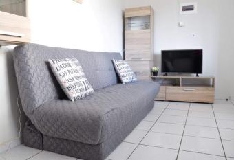 Dimitris House has rooms with a private hot tub