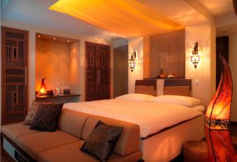 Panorama Resort & Spa has rooms with a private hot tub