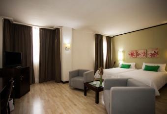 Hotel Puerta de Oca  a allows 18 year olds to book a room