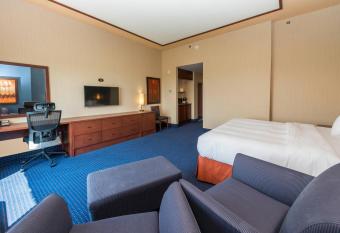 Quality Inn And Suites Levis has rooms with a private hot tub