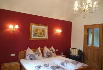 G  stezimmer Br  hl allows 18 year olds to book a room