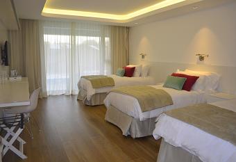 Ilum Experience Home has rooms with a private hot tub