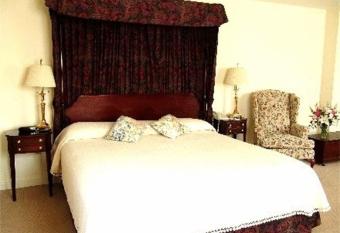 Harraseeket Inn has rooms with a private hot tub