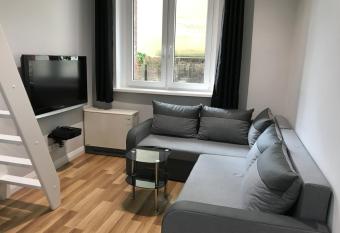 Kawalerka w Centrum Miasta allows 18 year olds to book a room