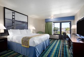 Super 8 by Wyndham Vallejo/Napa Valley has Balcony rooms
