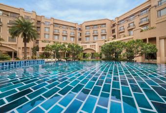 Radisson Blu Plaza Delhi Airport has rooms with a private hot tub