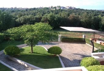 Green Banjole yards has Balcony rooms