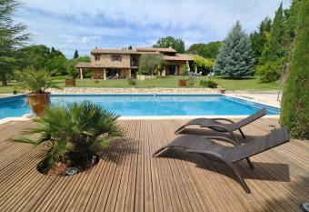 Mas au C  ur de La Provence & SPA allows 18 year olds to book a room