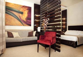 Les Fleurs Luxury House has rooms with a private hot tub