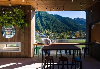 LyLo Queenstown has Balcony rooms