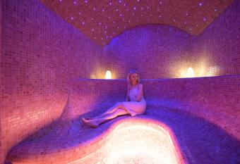   uv  dra has Balcony rooms