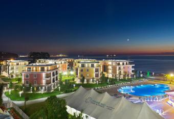 Apartment in Dreamland has Balcony rooms