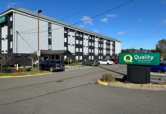 Quality Inn And Suites Everett allows 18 year olds to book a room