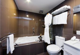 Adina Serviced Apartments Canberra Dickson has rooms with a private hot tub