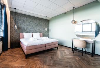 Onderwijshotel De Rooi Pannen Eindhoven allows 18 year olds to book a room
