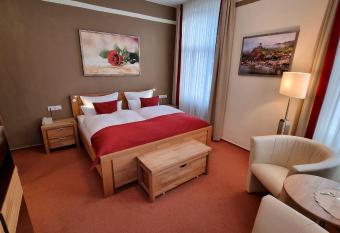 Gasthaus Pension Moselgruss allows 18 year olds to book a room