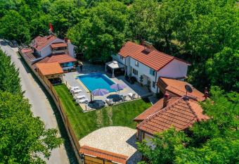 Villa Ruma Dabnishte has Smoking rooms