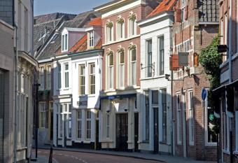 The Guest Apartments - Lange Putstraat allows 18 year olds to book a room