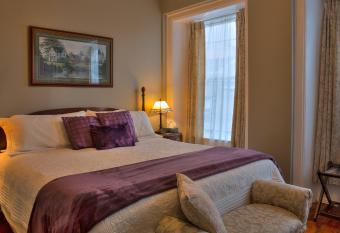 Sir Isaac Brock B&B Luxury Suites has Balcony rooms