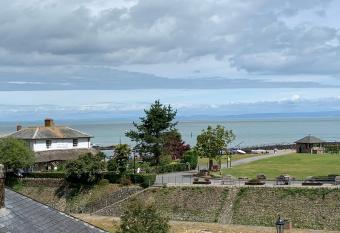 Postmans Rest, second floor apartment, Lynmouth with private parking allows 18 year olds to book a room