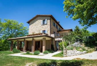 Agriturismo La Corte del Lupo has Balcony rooms