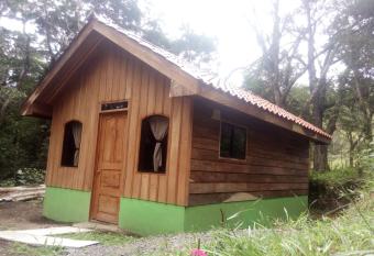 Monteverde Romantic Cottage has Balcony rooms