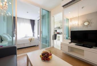 Backpacker Street Airport Place allows 18 year olds to book a room