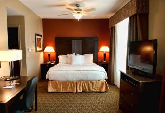 Homewood Suites By Hilton Waco has rooms with a private hot tub