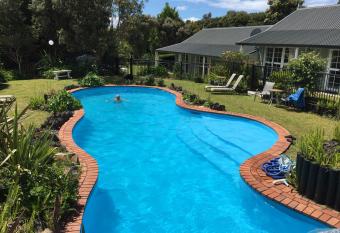 Ash Grove Boutique Motel has Balcony rooms