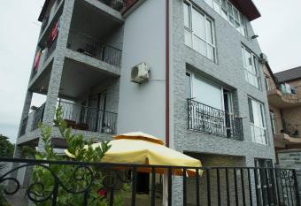 Hotel De Javu has Smoking/Balcony rooms