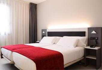 Hotel New Bilbao Airport allows 18 year olds to book a room