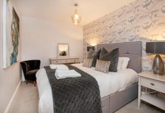 8 Blue Bridge- Elegant and Luxurious 1 Bedroom Apt- Free Parking allows 18 year olds to book a room