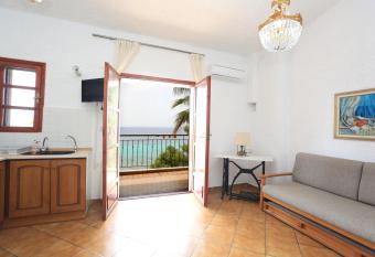 Maison La Mer has Balcony rooms