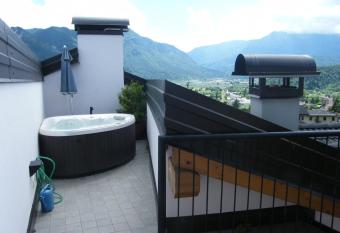 Hotel Romanda has rooms with a private hot tub