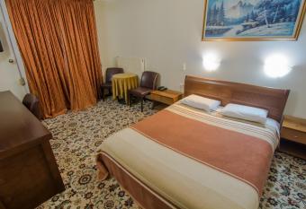 Hotel Alexandros has rooms with a private hot tub