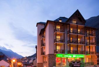 H  tel Le Montaigu has Balcony rooms