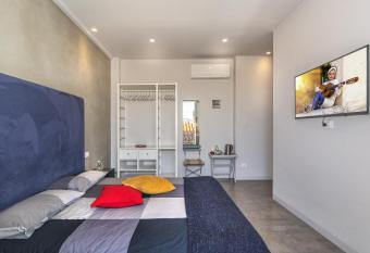 Mediceo 42 allows 18 year olds to book a room