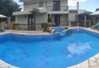 Xenonas   ITH  IRON allows 18 year olds to book a room