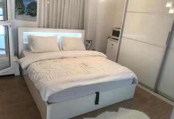 Charming Unit with Pool and Great Amenities has Balcony rooms