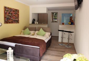 AusZeit N  he Airport has Balcony rooms