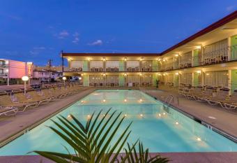 Panoramic Motel & Apts. has Balcony rooms