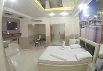 Flamboyant Hotel allows 18 year olds to book a room