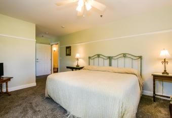 Payne's Harbor View Inn has Balcony rooms