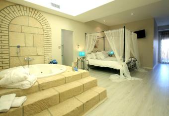 Hotel Castillo Bonav  a has rooms with a private hot tub