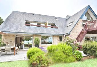 R  ves de bord de mer allows 18 year olds to book a room