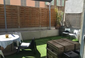 Le Mourillon Appartement -Terrasse allows 18 year olds to book a room