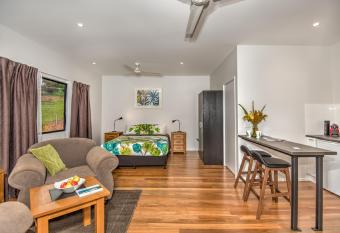 Eumundi Cottages - Cottage 1 allows 18 year olds to book a room