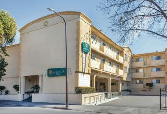 University Inn & Suites Berkeley allows 18 year olds to book a room